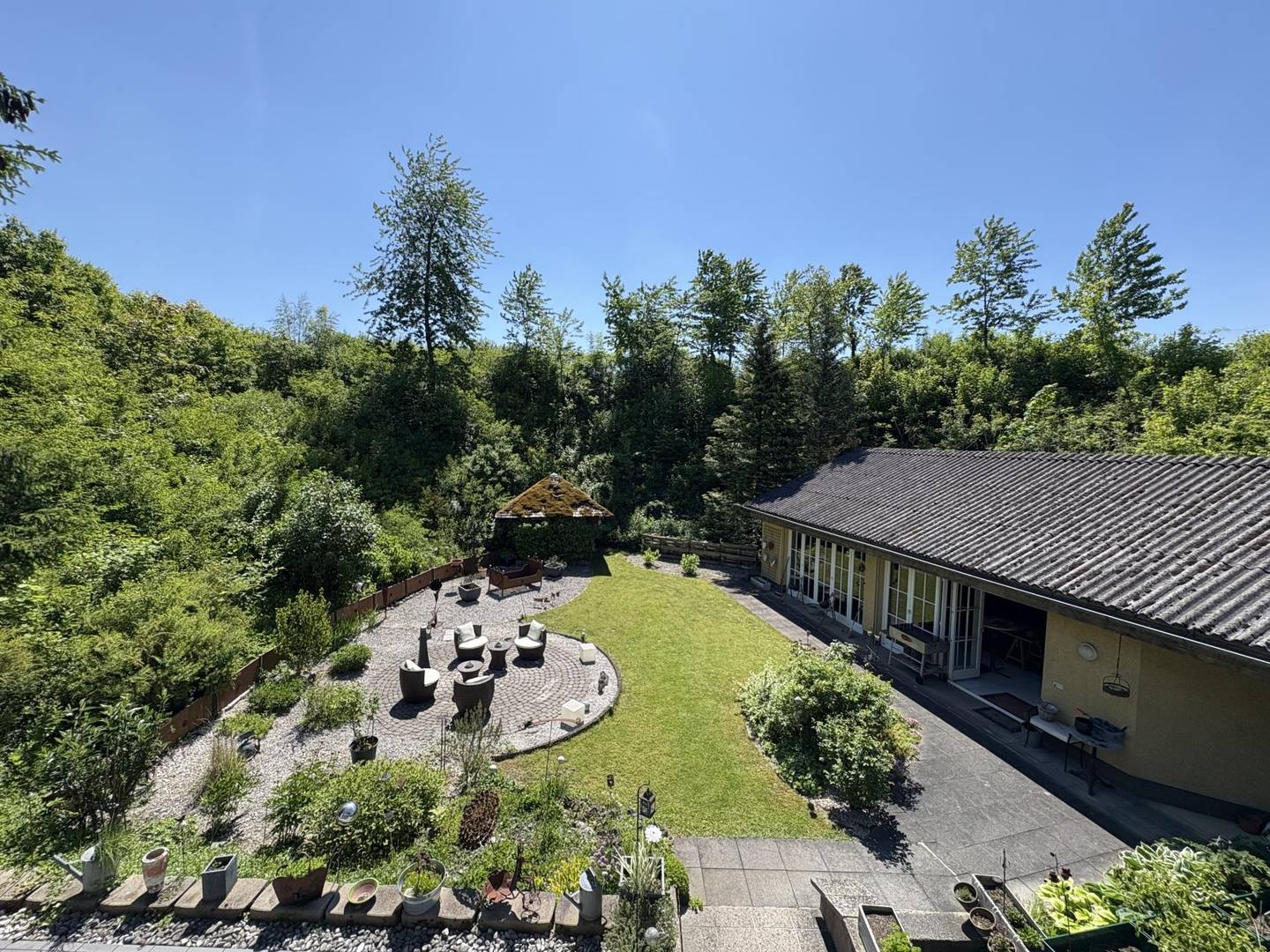 Spacious Wohnung in residential and commercial building with separate unit