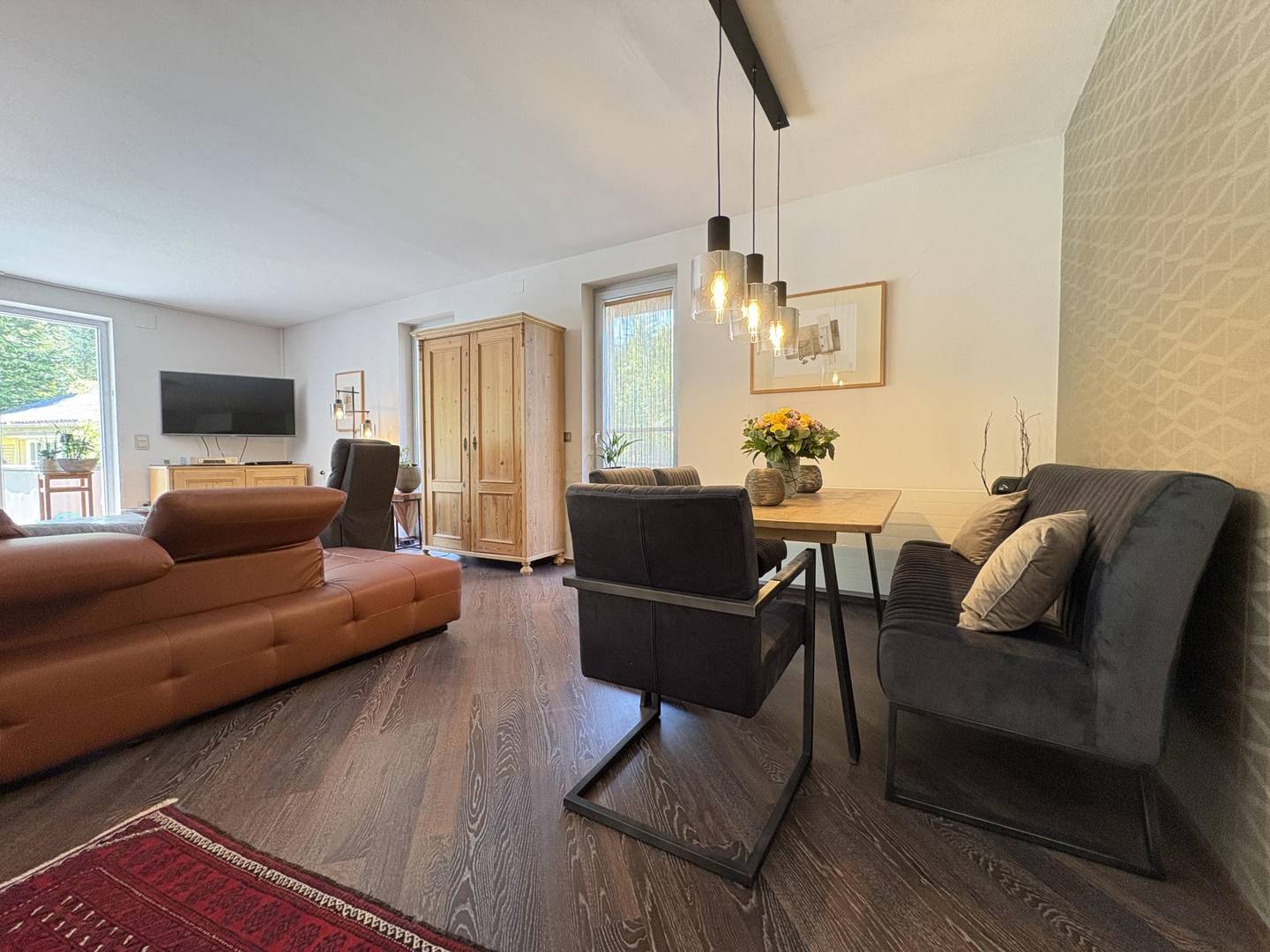 Spacious Wohnung in residential and commercial building with separate unit