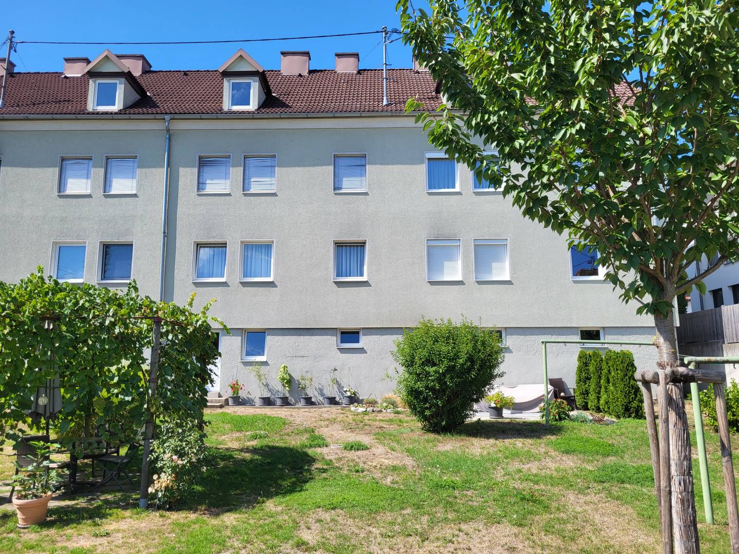 Bright apartment with garden use and fireplace connection