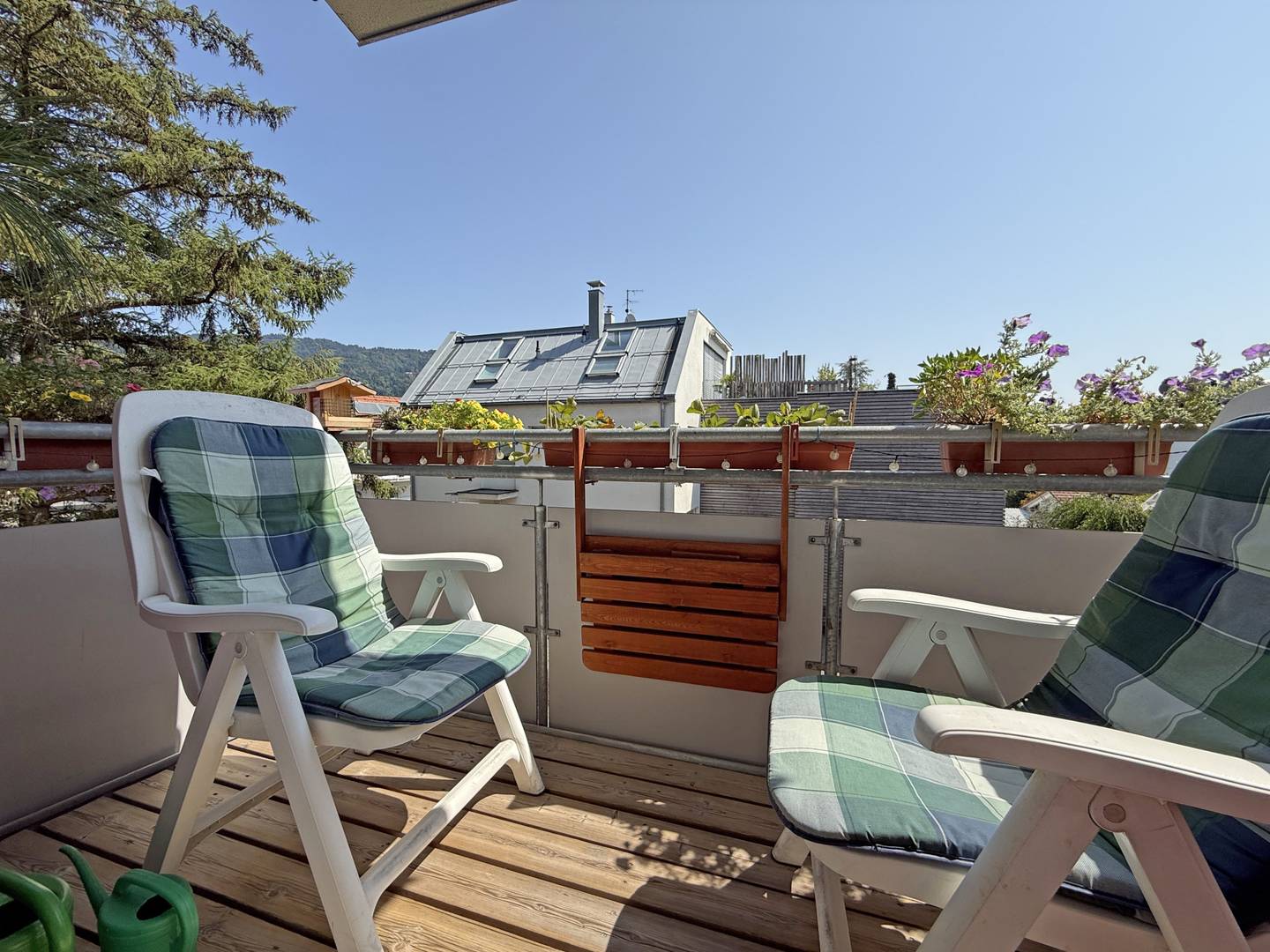 Apartment with sunny balcony and mountain view