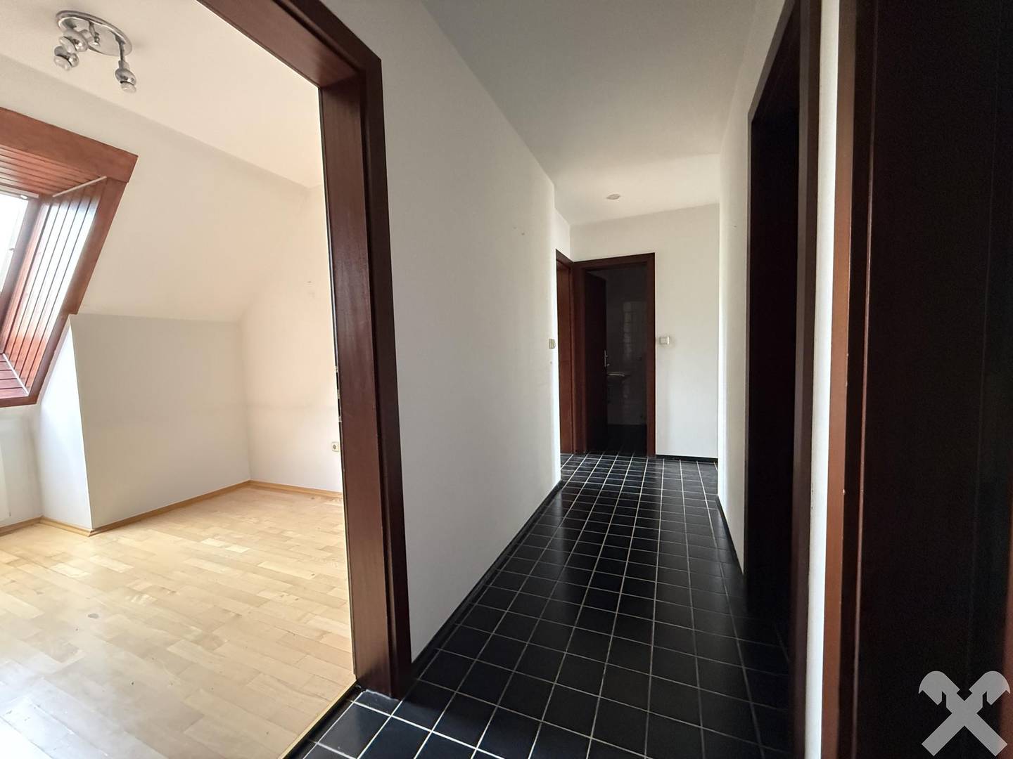 Bright top floor apartment in a quiet location with underground parking