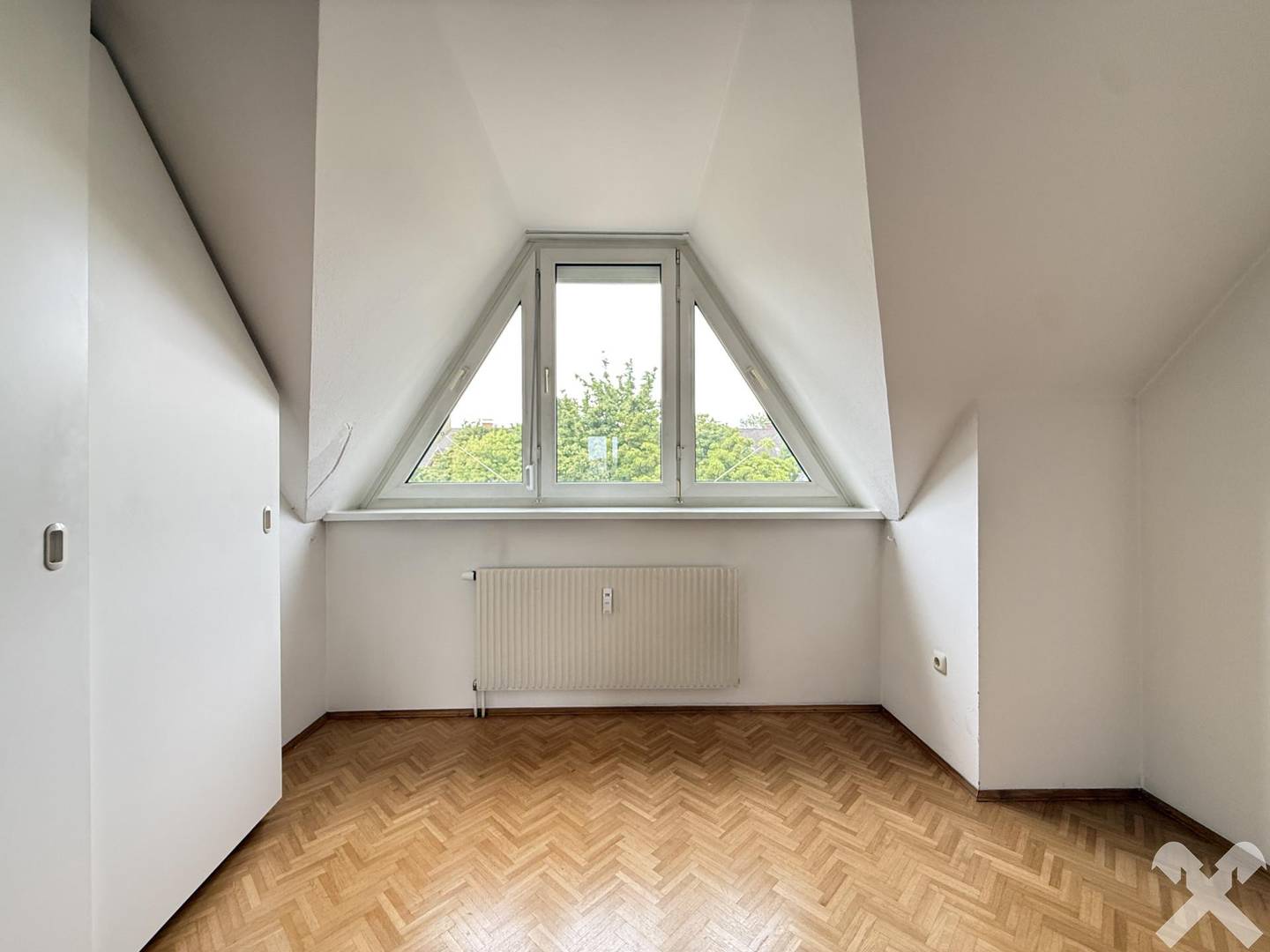 Bright top floor apartment in a quiet location with underground parking