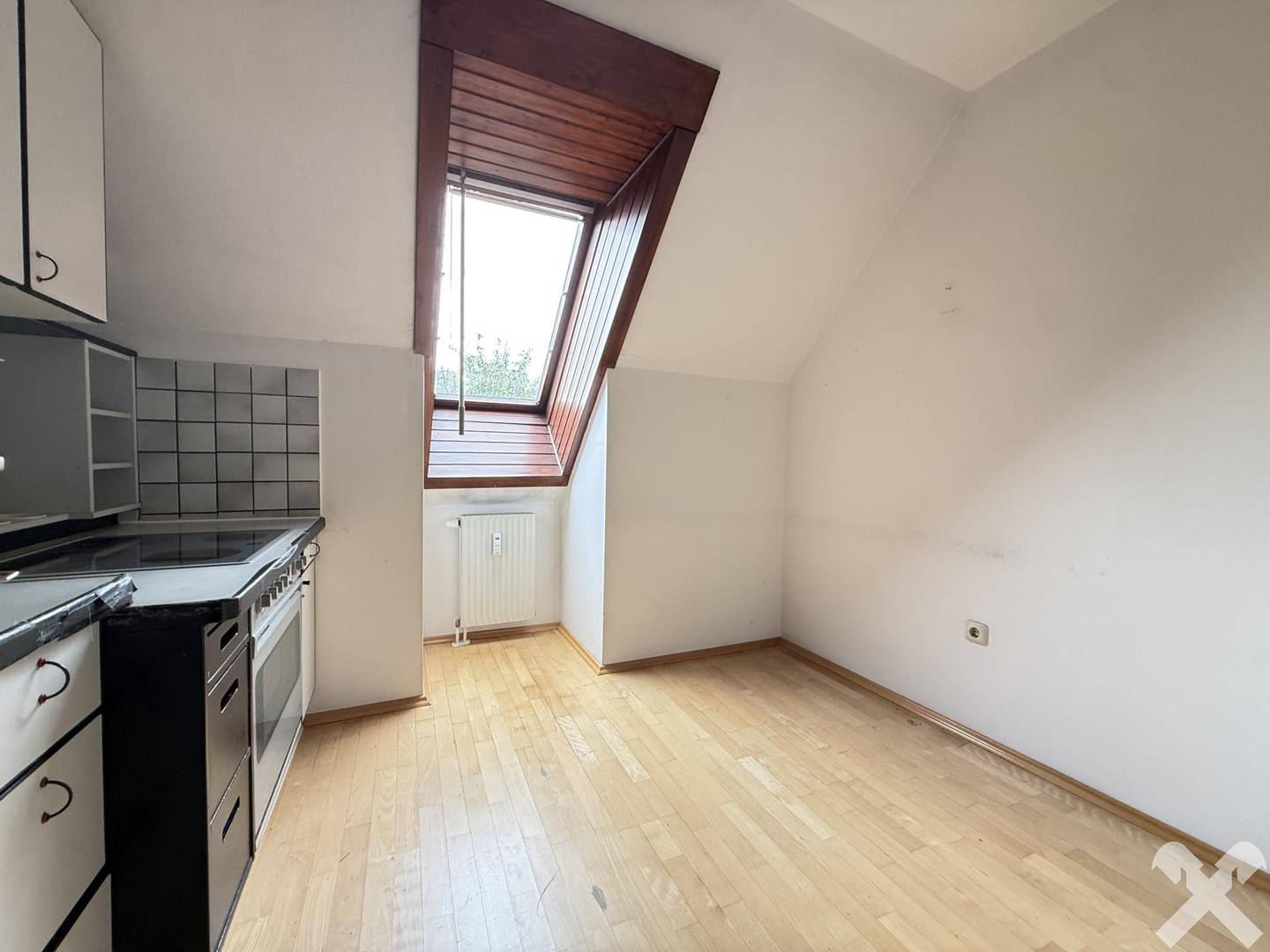 Bright top floor apartment in a quiet location with underground parking