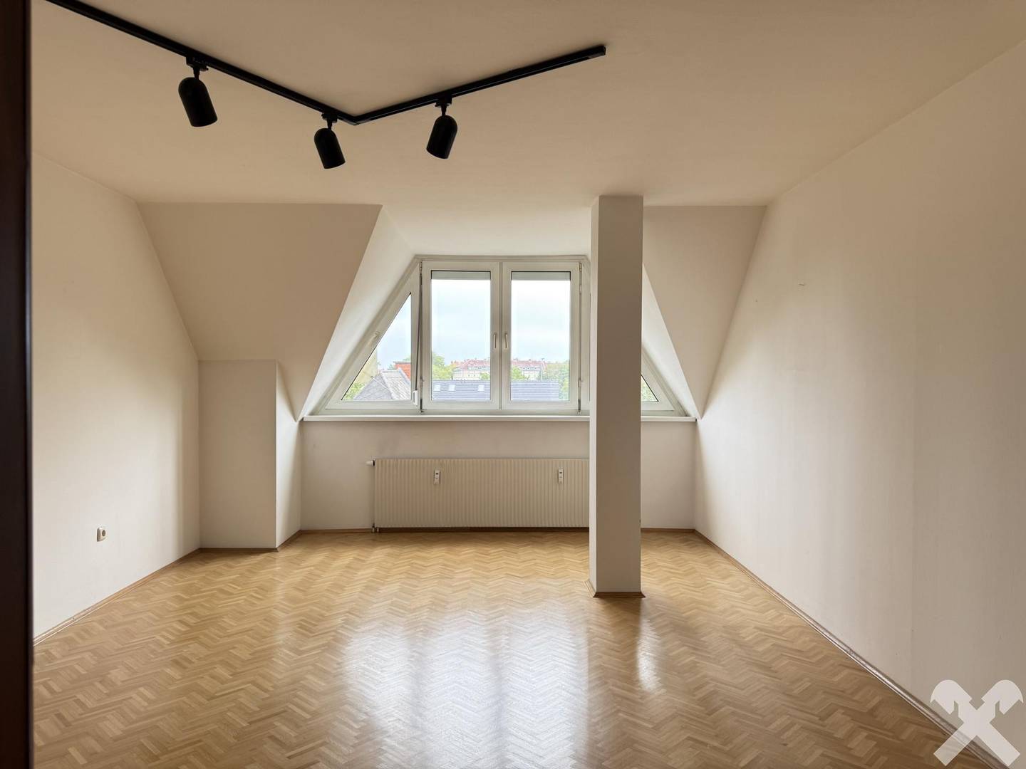 Bright top floor apartment in a quiet location with underground parking