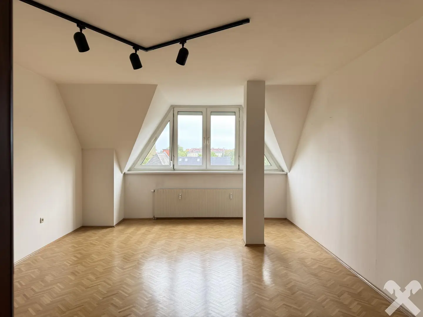 Helle Dachgeschosswohnung in ruhiger Lage mit Tiefgaragenplatz