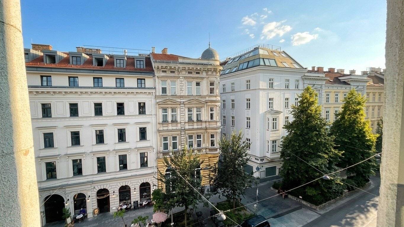 Blick aus dem Fenster zur Straßenseite