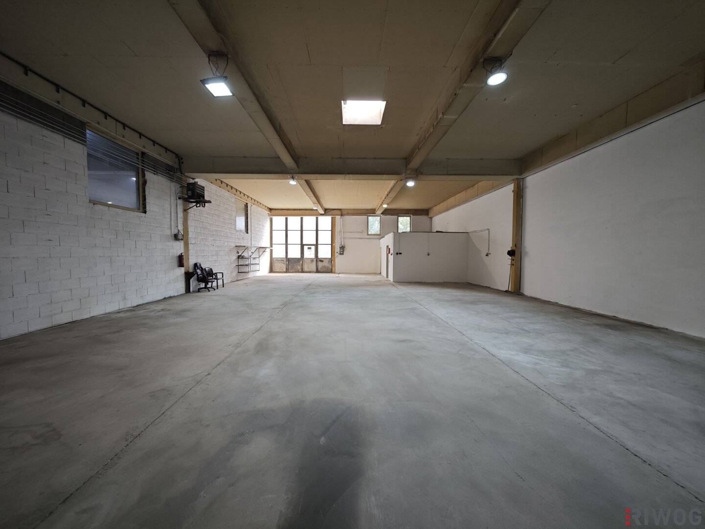 243m² hall ground-level and heated