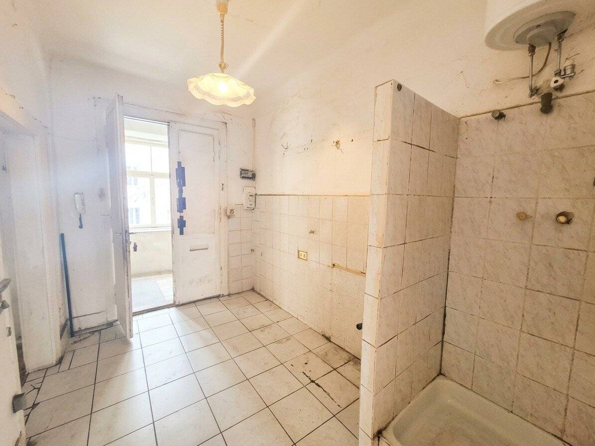 Unsanierte helle 1,5 Zimmer Wohnung nahe der Friedensbrücke U4