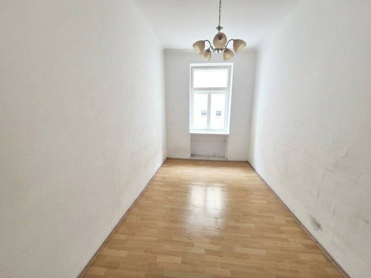 Unsanierte helle 1,5 Zimmer Wohnung nahe der Friedensbrücke U4
