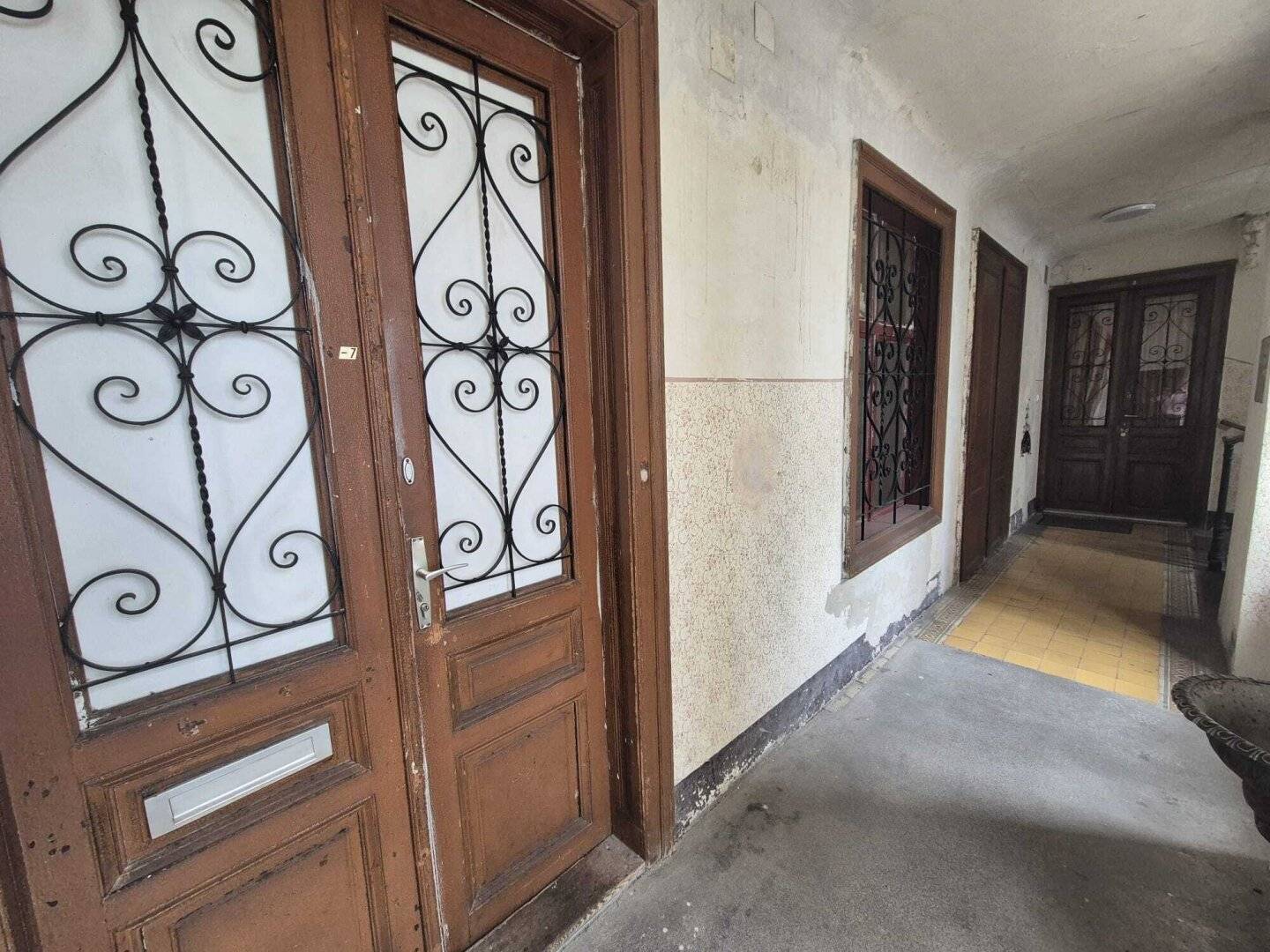 Unsanierte helle 1,5 Zimmer Wohnung nahe der Friedensbrücke U4