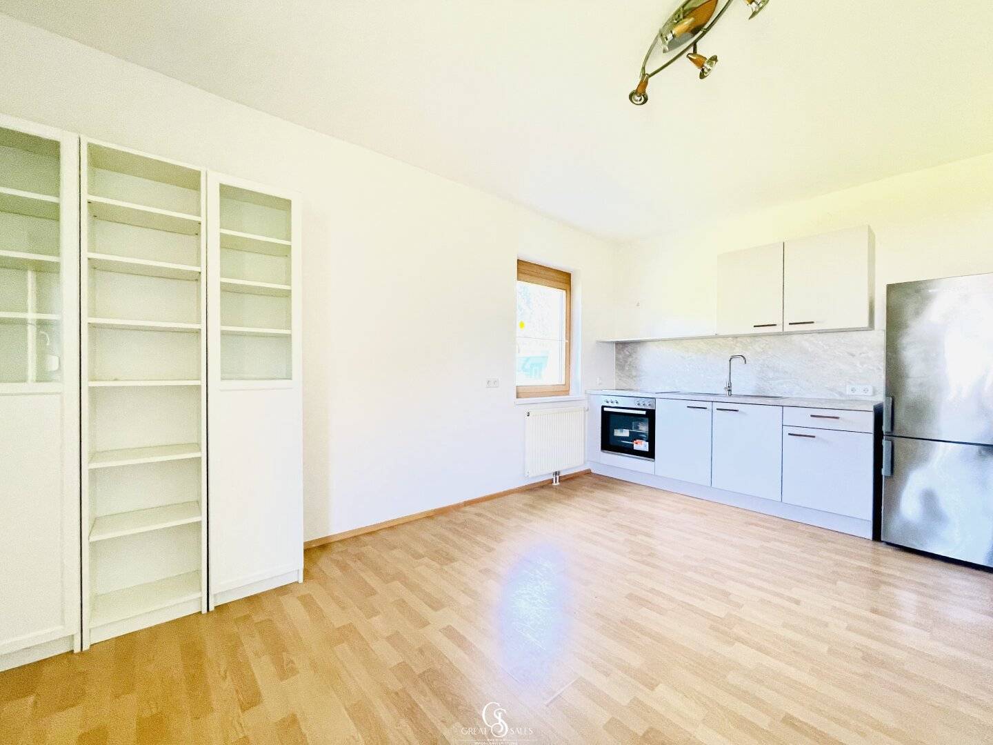 Partially furnished 2-room apartment with new kitchen and parking space in front of the door