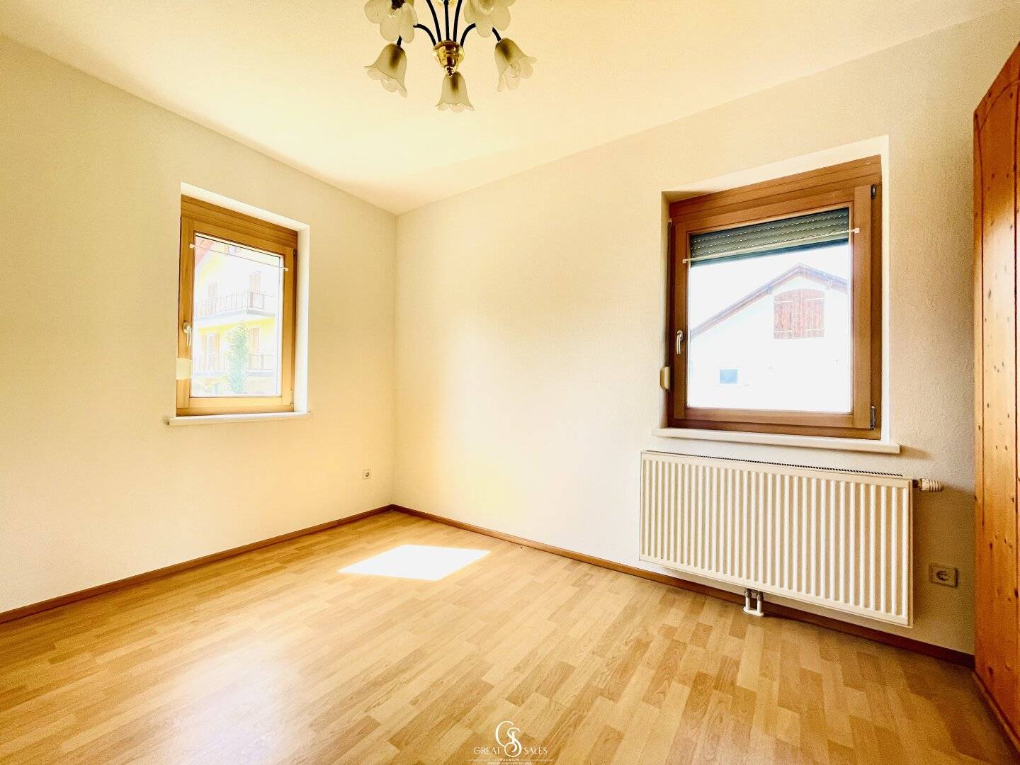 Partially furnished 2-room apartment with new kitchen and parking space in front of the door