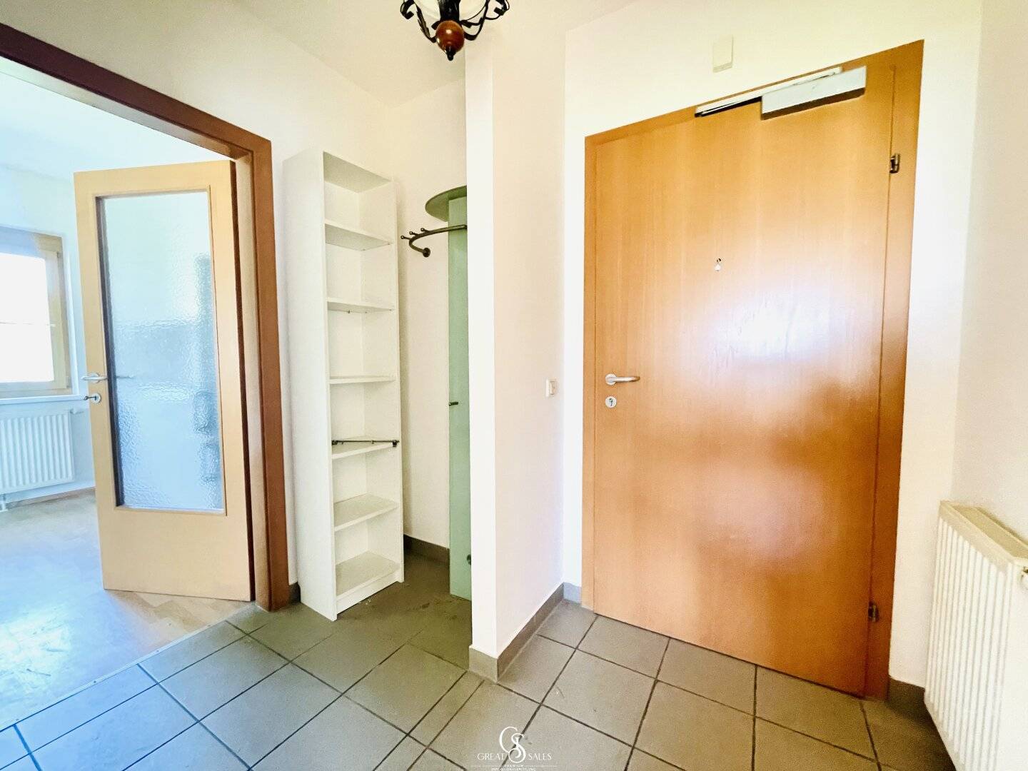 Partially furnished 2-room apartment with new kitchen and parking space in front of the door