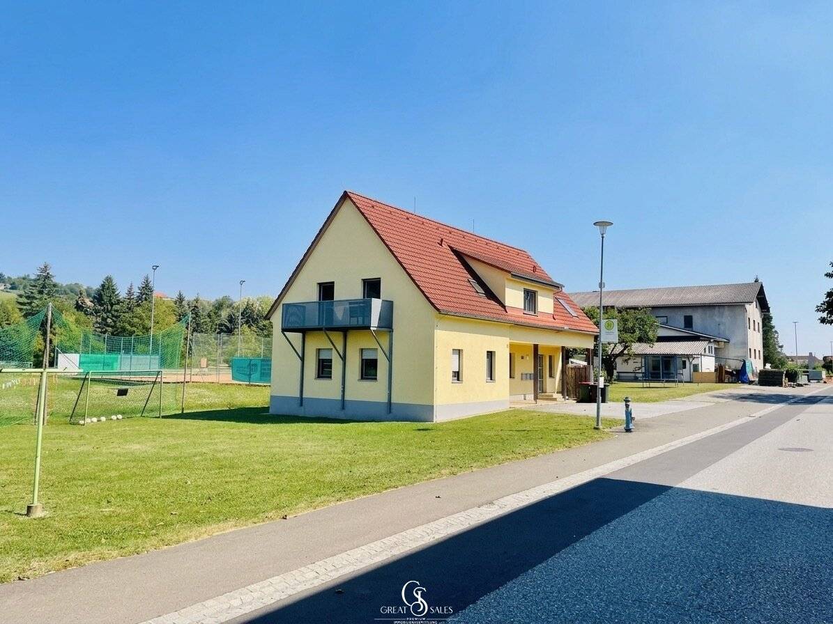Partially furnished 2-room apartment with new kitchen and parking space in front of the door