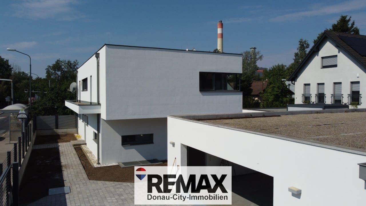 Family apartment with photovoltaic system and double garage