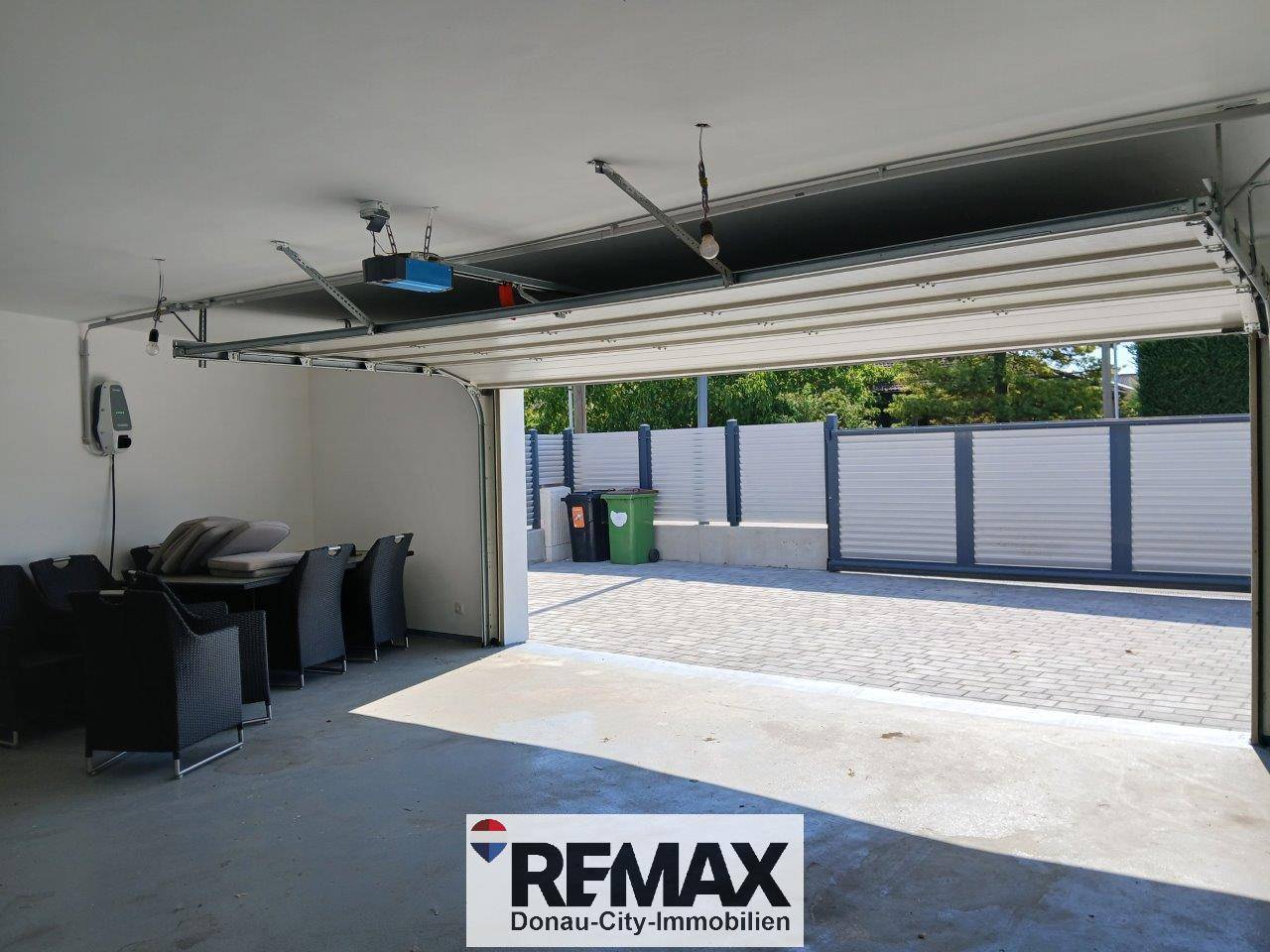 Family apartment with photovoltaic system and double garage