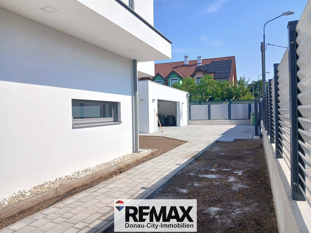 Family apartment with photovoltaic system and double garage