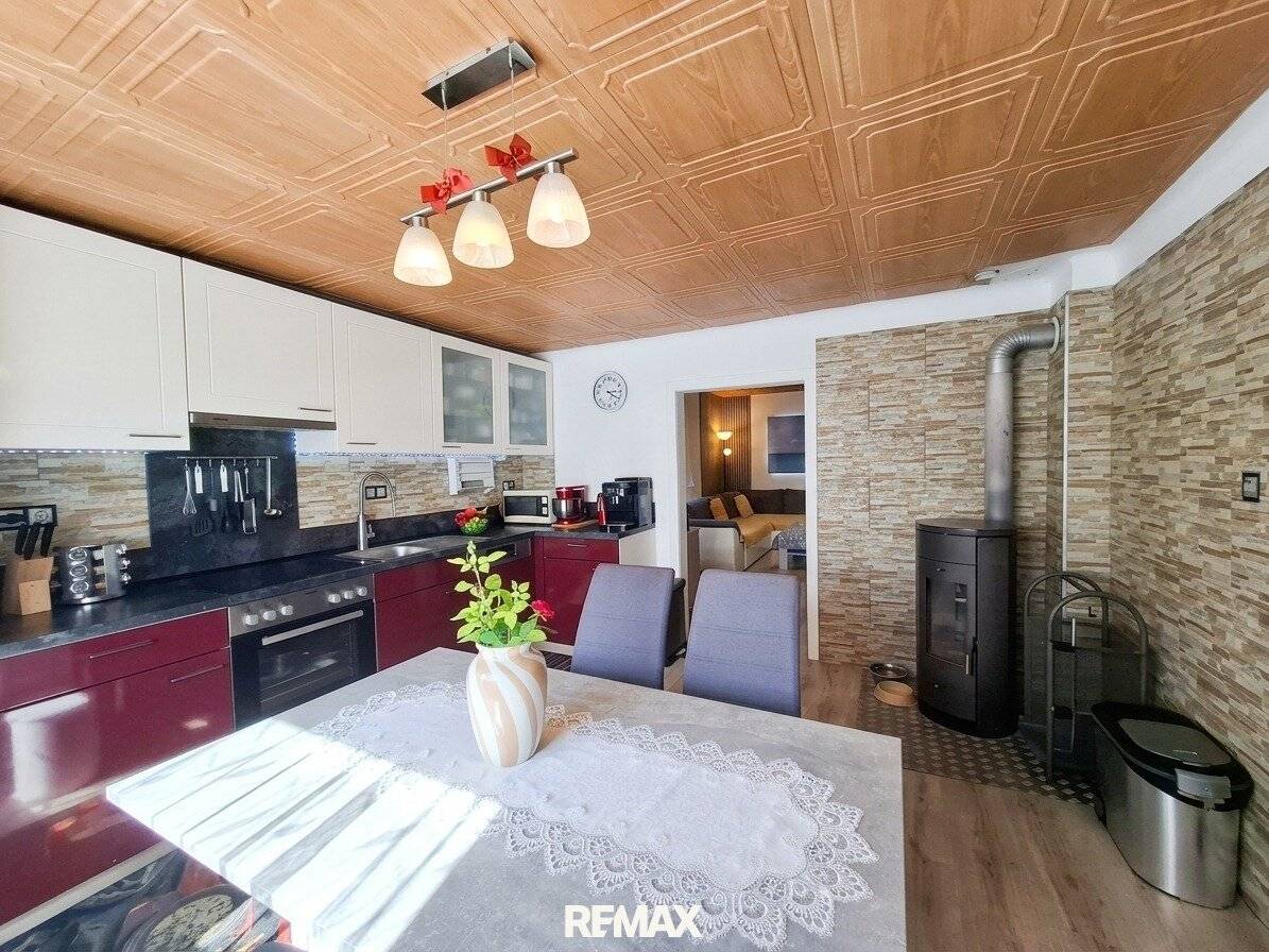 Single-family house with garden, garage and balcony