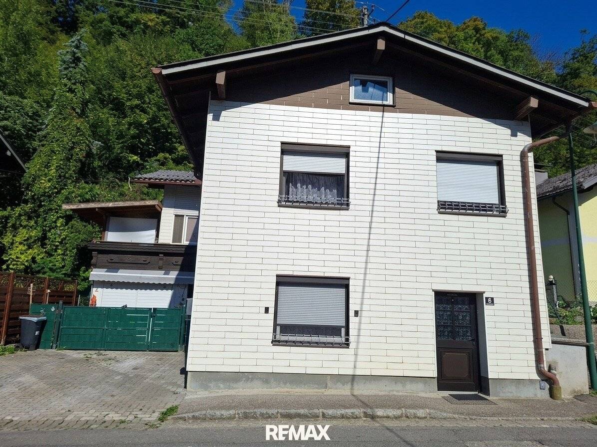 Single-family house with garden, garage and balcony