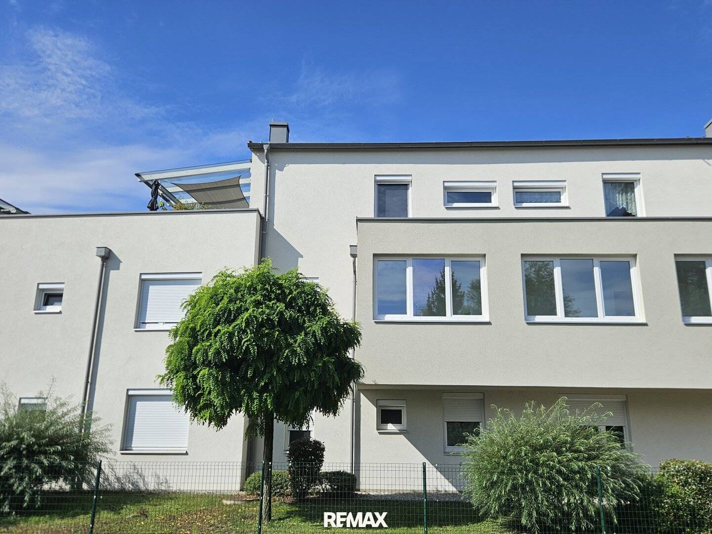 Like-new 3-room apartment with large terrace