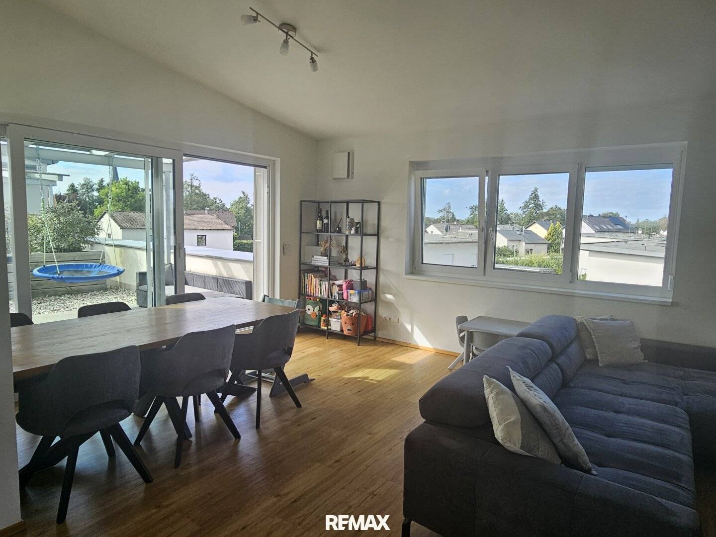Like-new 3-room apartment with large terrace