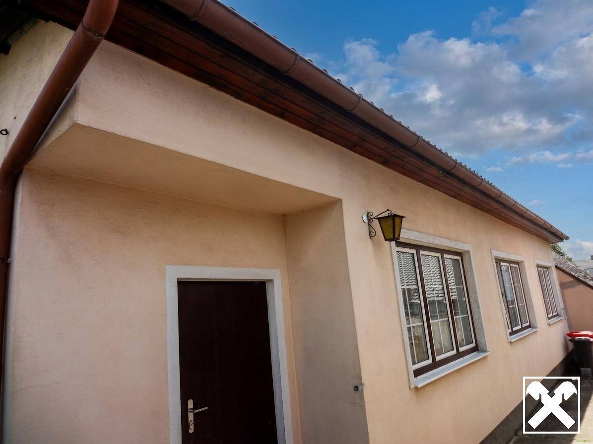 Streckhof mit Entwicklungspotential! Nebengebäuden und Innenhof mit Zufahrt von Rückwärts!