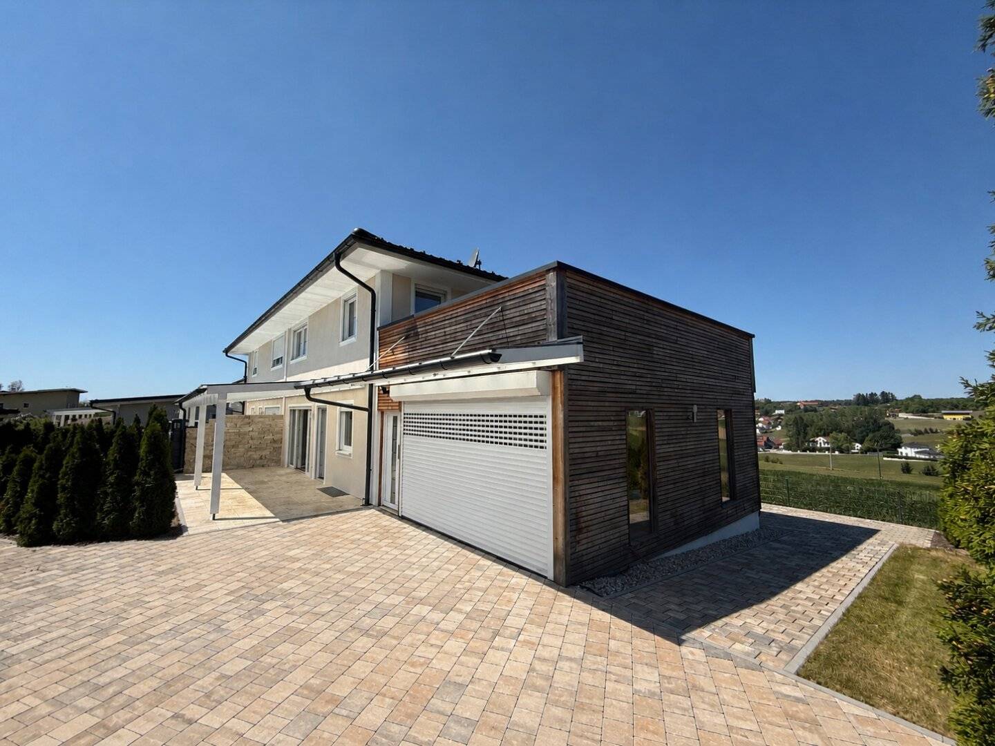 Neuwertige Doppelhaushälfte mit PV-Anlage und unverbaubarem Ausblick!