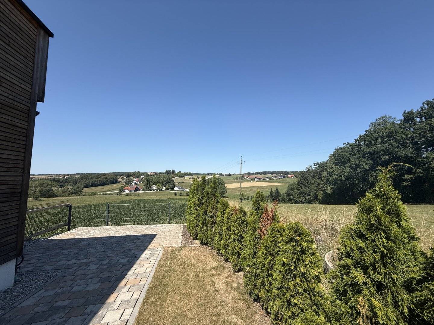 Neuwertige Doppelhaushälfte mit PV-Anlage und unverbaubarem Ausblick!