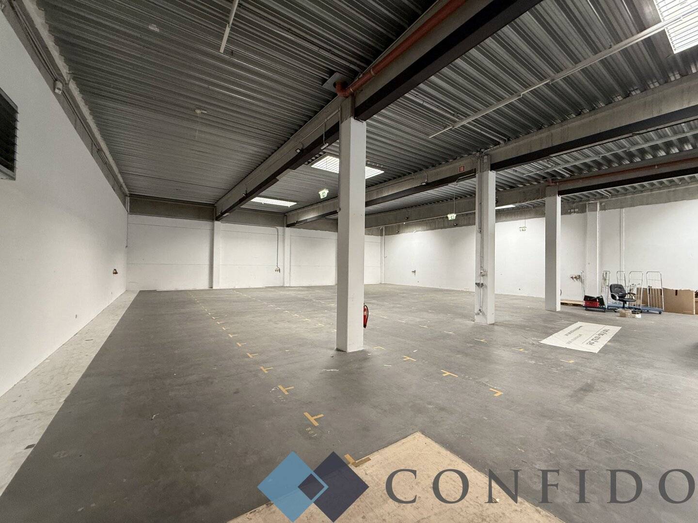 Prime location in the Inzersdorf industrial area - Spacious commercial hall with versatile usage possibilities