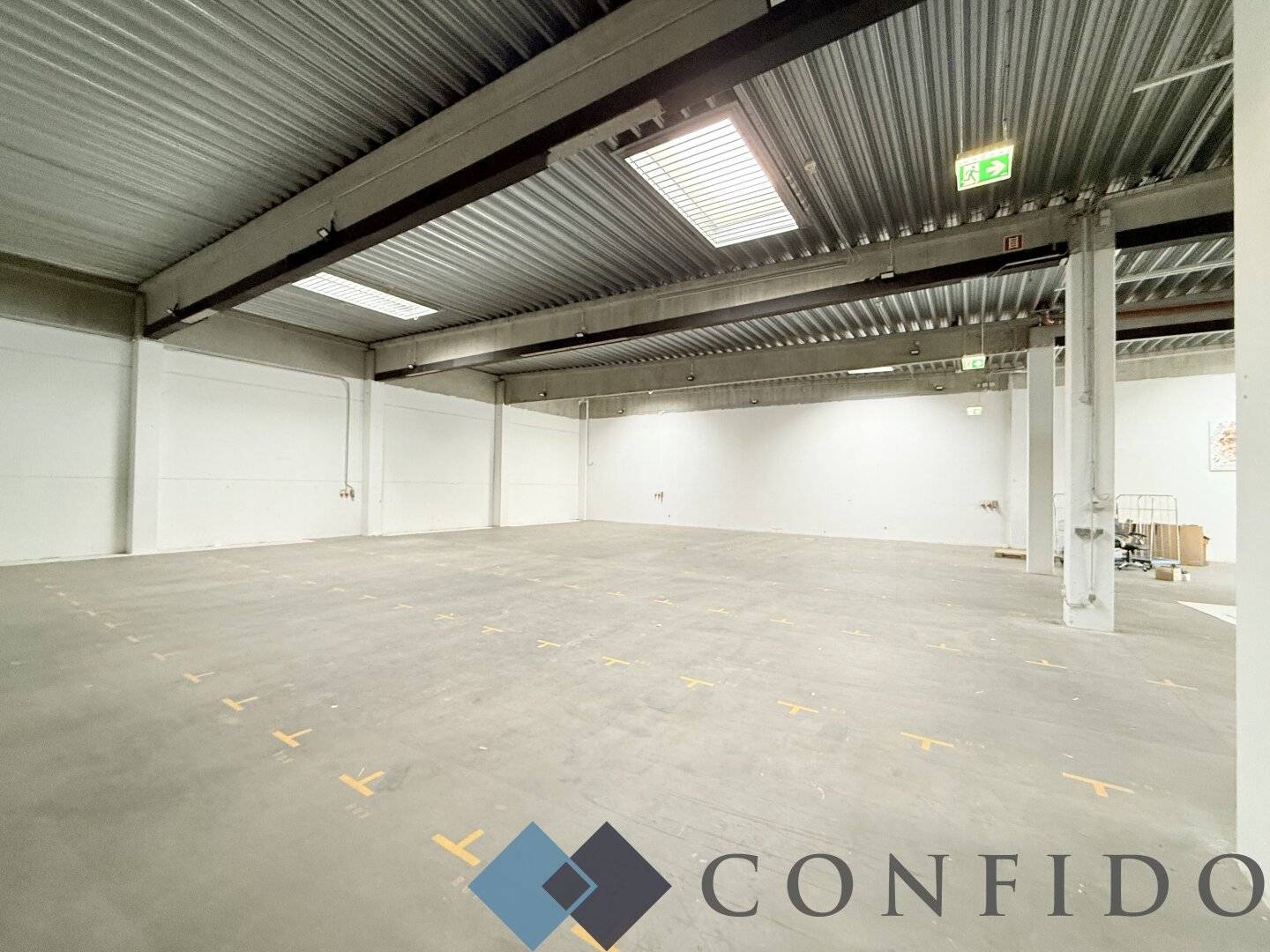 Prime location in the Inzersdorf industrial area - Spacious commercial hall with versatile usage possibilities