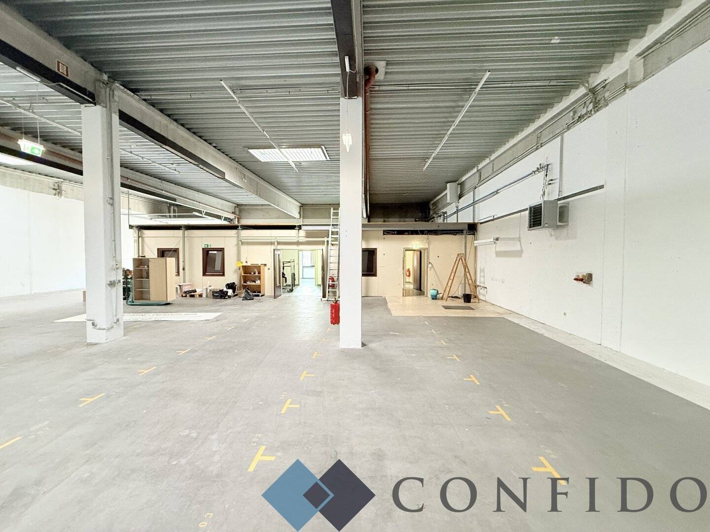 Prime location in the Inzersdorf industrial area - Spacious commercial hall with versatile usage possibilities