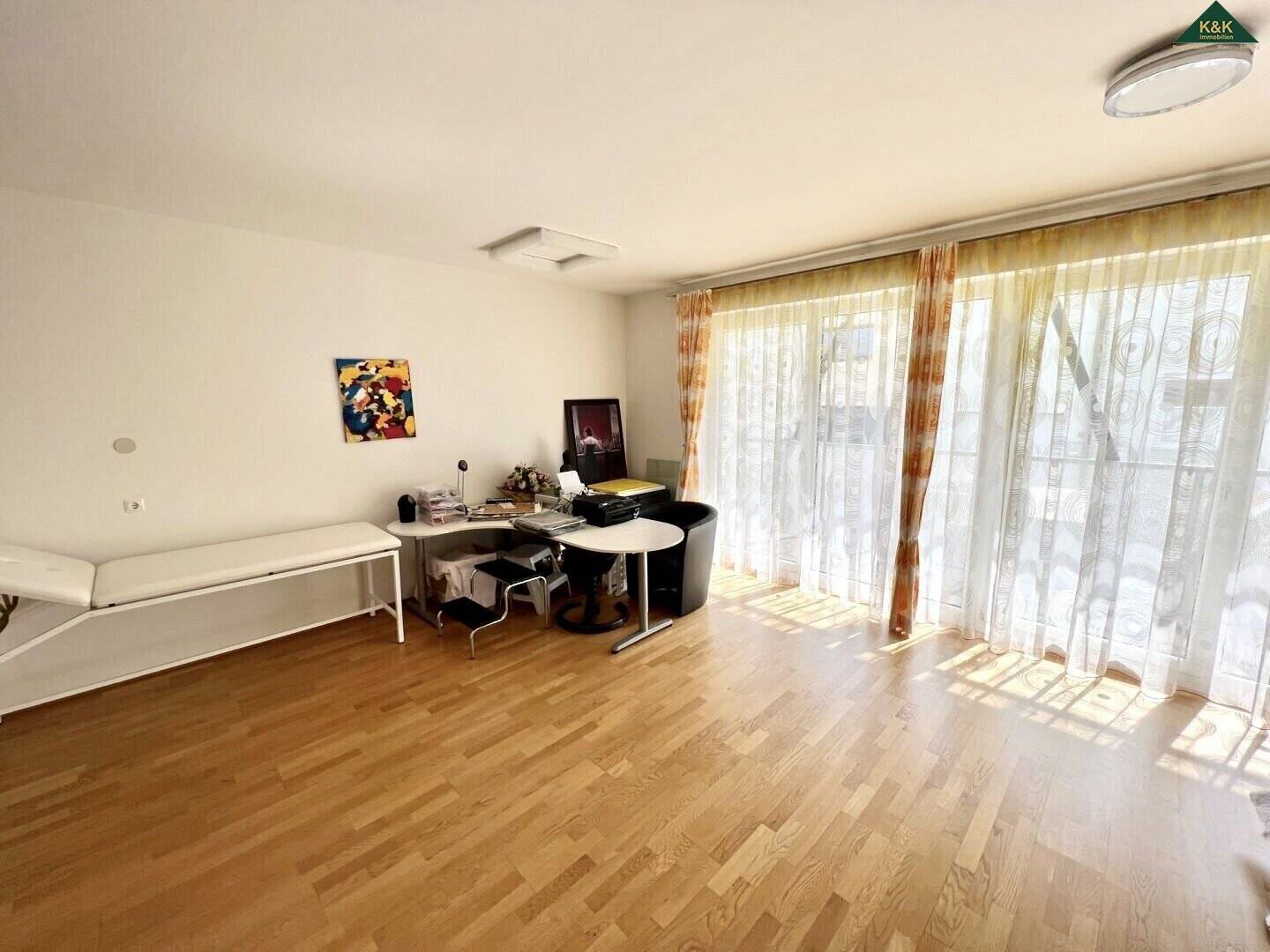 PHYSIOTHERAPEUT/IN, MASSEUR/IN, SHIATSU, BIRTH -TRAINERIN, PRAXIS, BÜRO - ZENTRAL GELEGEN