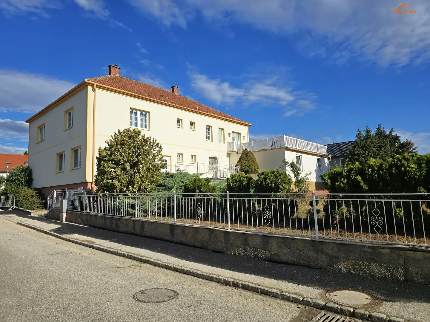 Spacious, central, versatile– property with apartment, commercial space and large plot in Würflach for sale