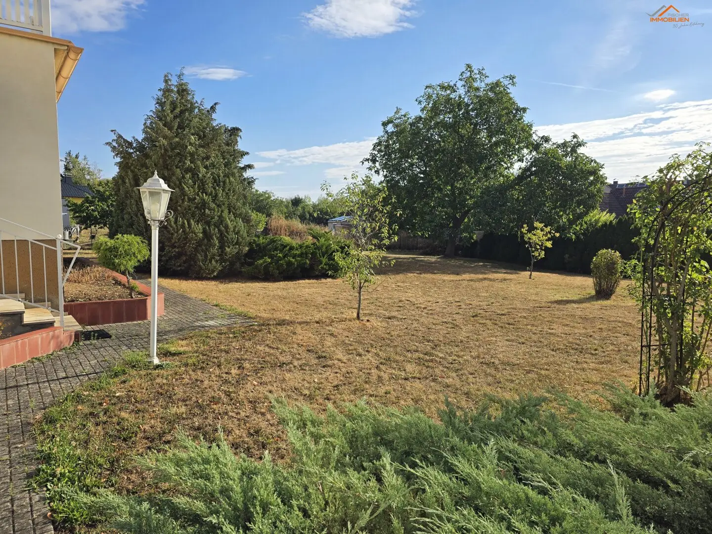 Spacious, central, versatile– property with apartment, commercial space and large plot in Würflach for sale