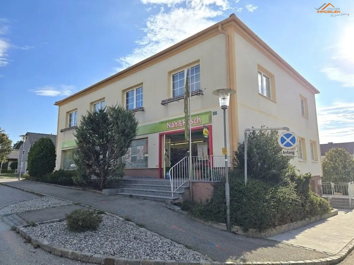 Spacious, central, versatile– property with apartment, commercial space and large plot in Würflach for sale
