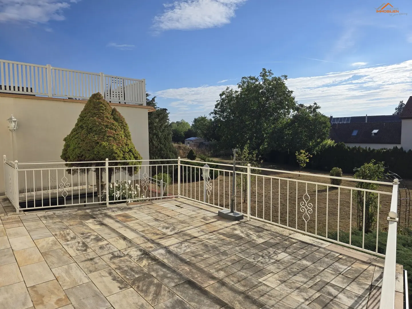 Spacious, central, versatile– property with apartment, commercial space and large plot in Würflach for sale