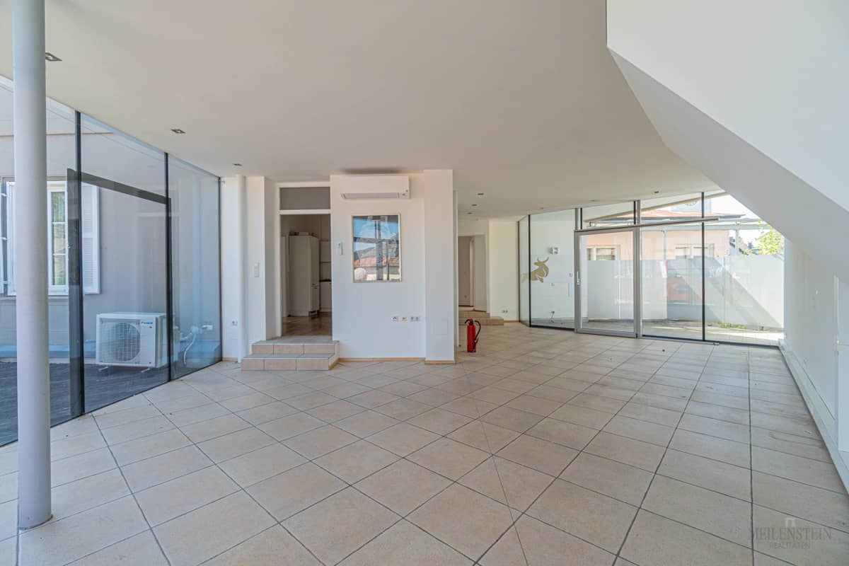 Representative unit with office and apartment Wohnung