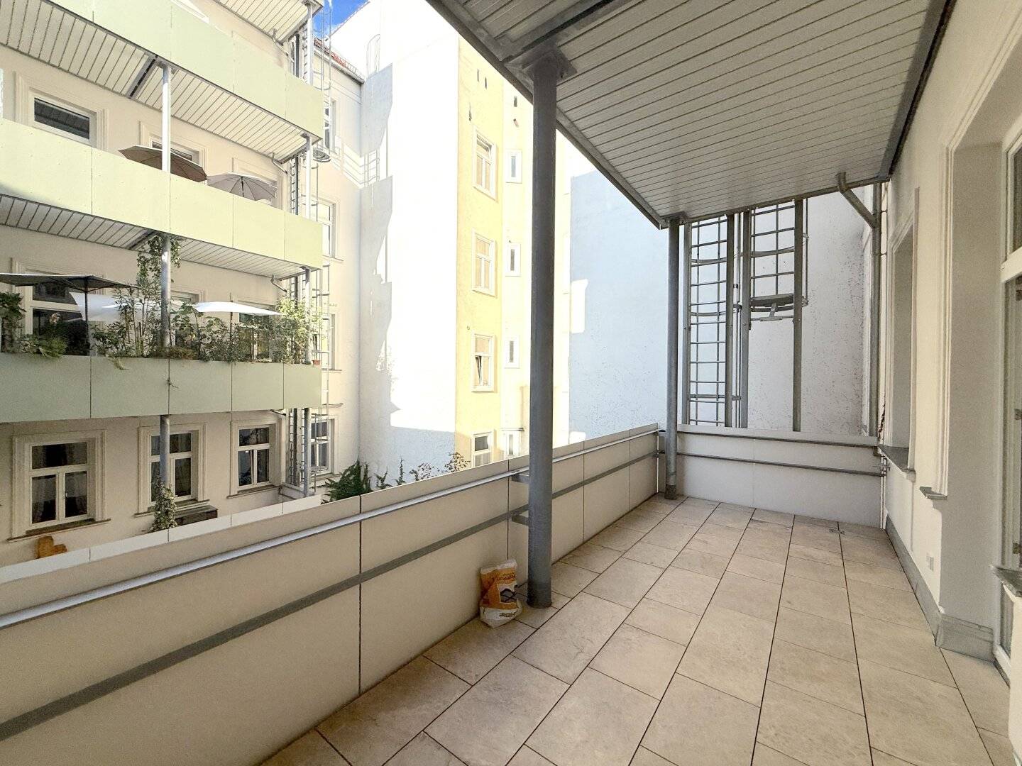 Drei-Zimmer-Wohnung mit zwei Balkonen in Stilaltbau | unbefristete Vermietung