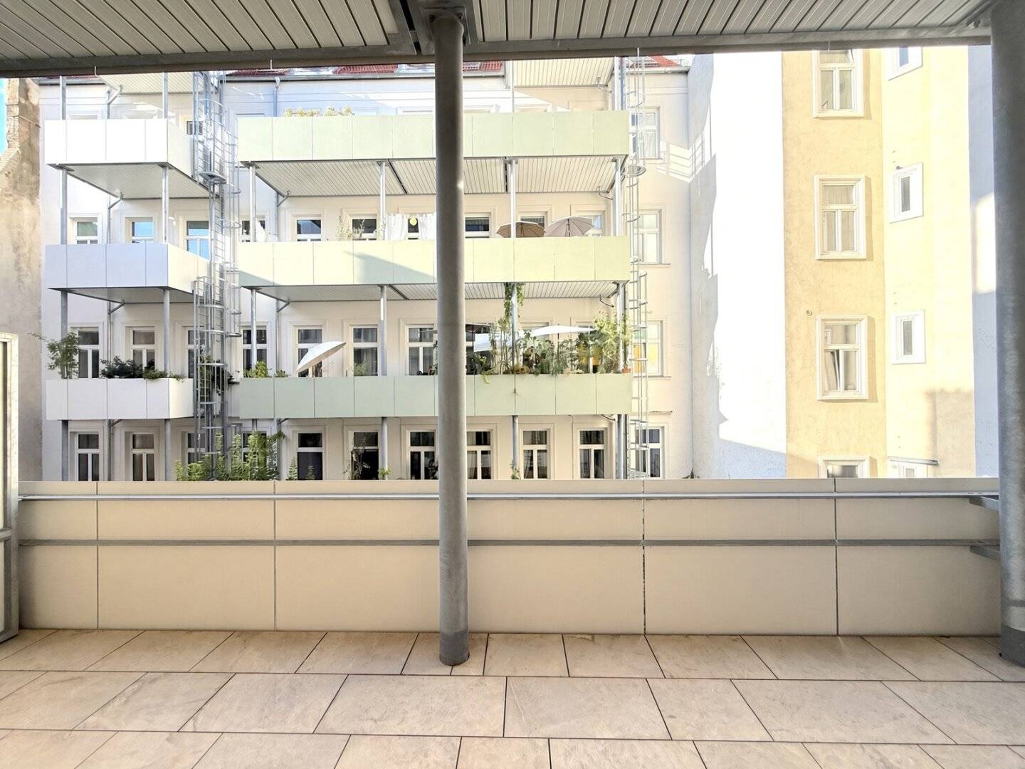Drei-Zimmer-Wohnung mit zwei Balkonen in Stilaltbau | unbefristete Vermietung