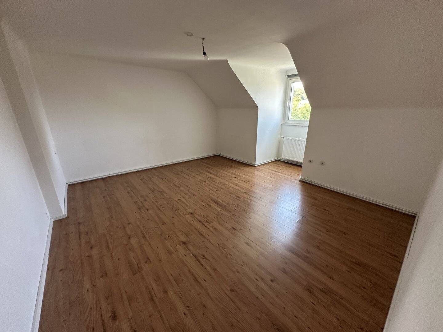 renovierte Wohnung mit möblierter Küche  zu vermieten