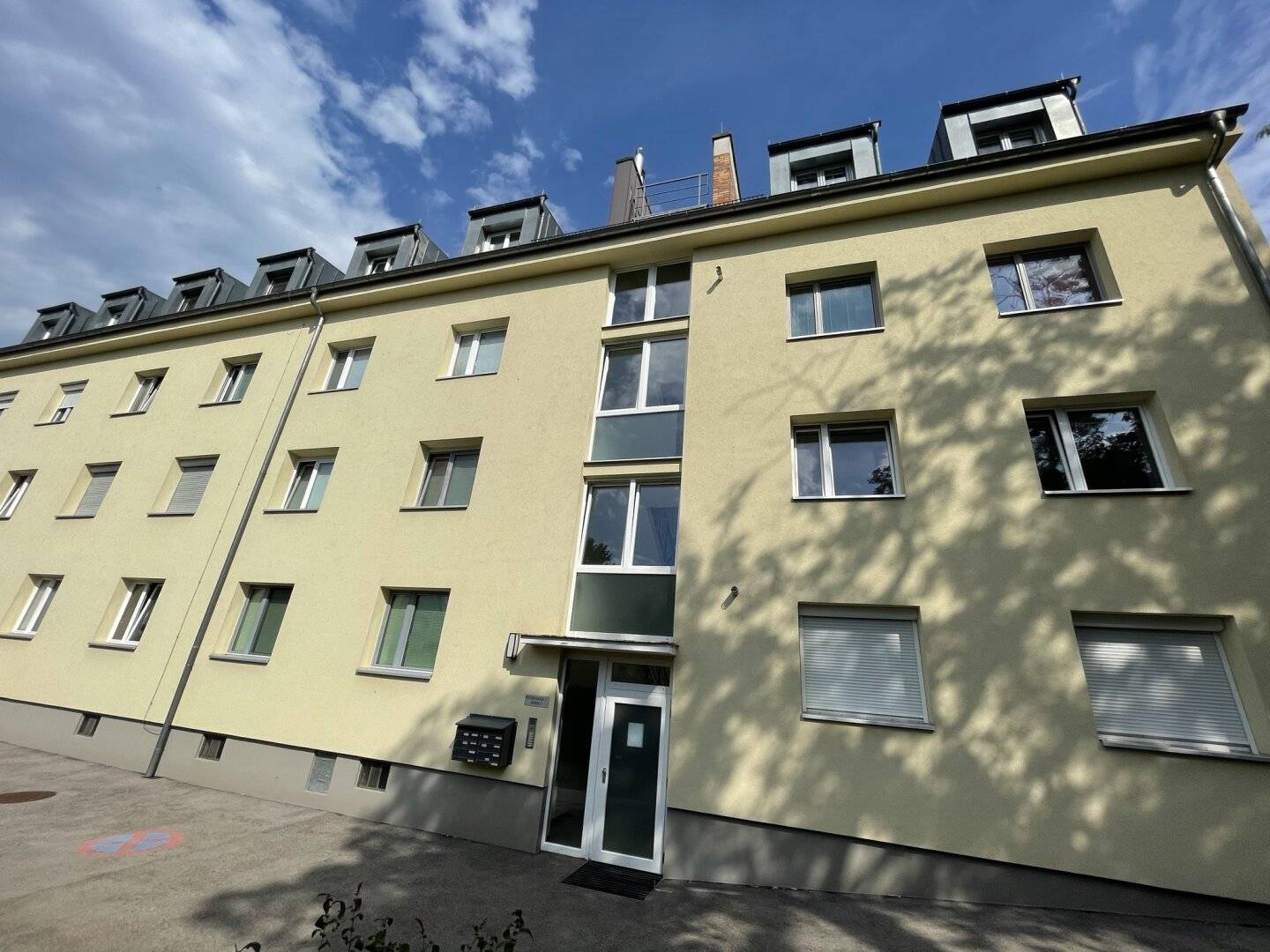 renovierte Wohnung mit möblierter Küche  zu vermieten