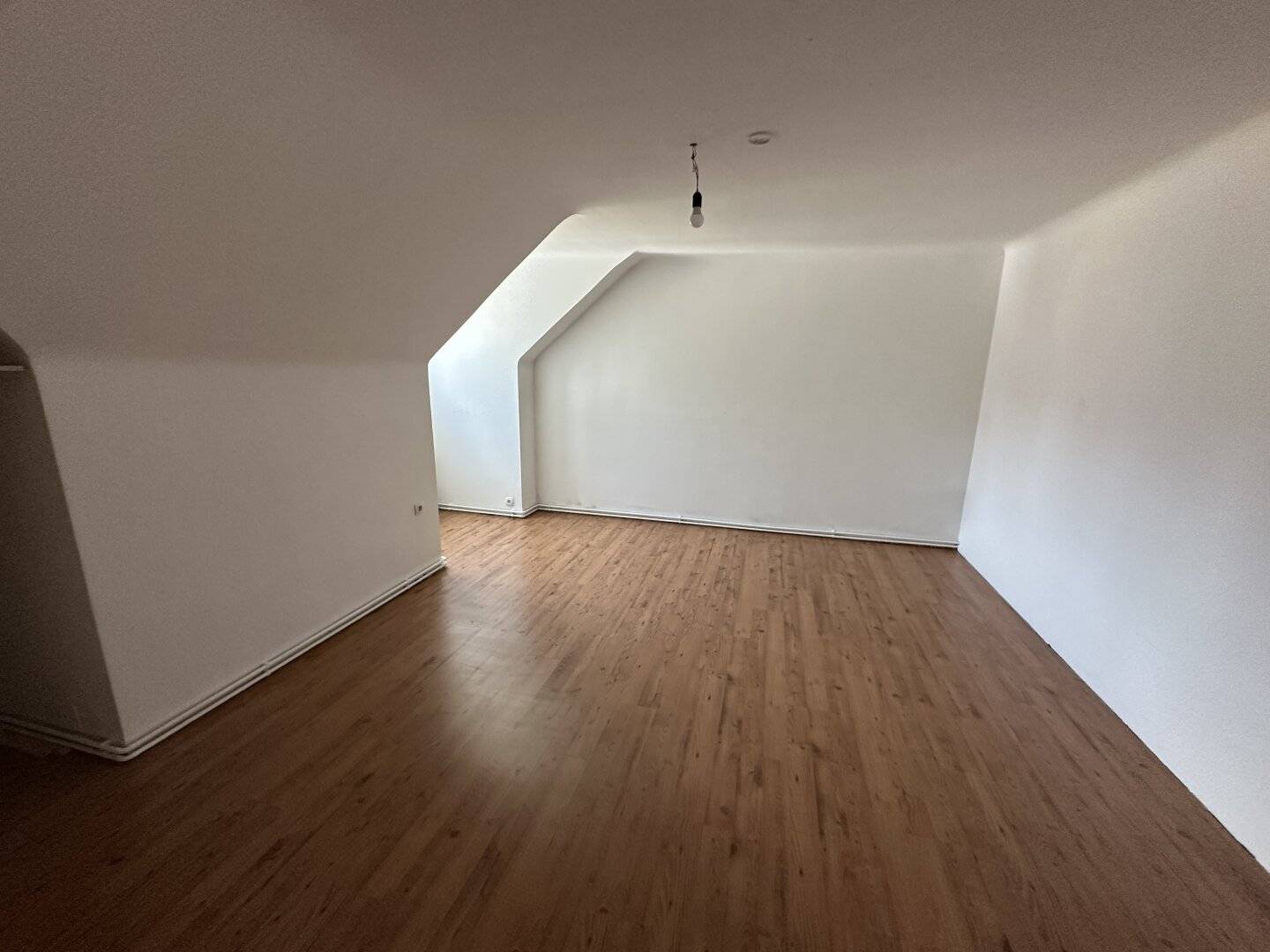 renovierte Wohnung mit möblierter Küche  zu vermieten