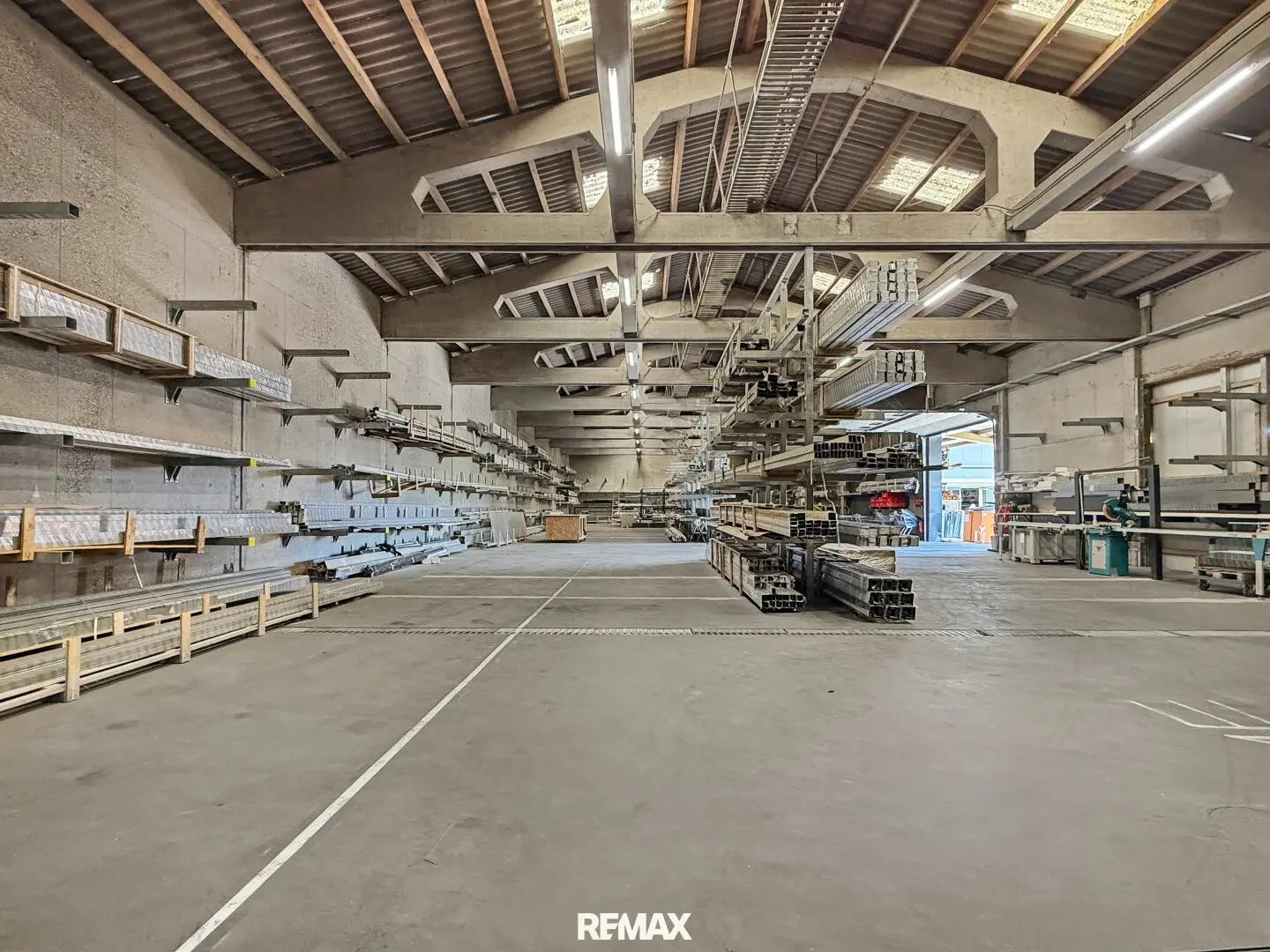 Versatile commercial and storage property with outdoor areas in Loidesthal – former warehouse with great development potential