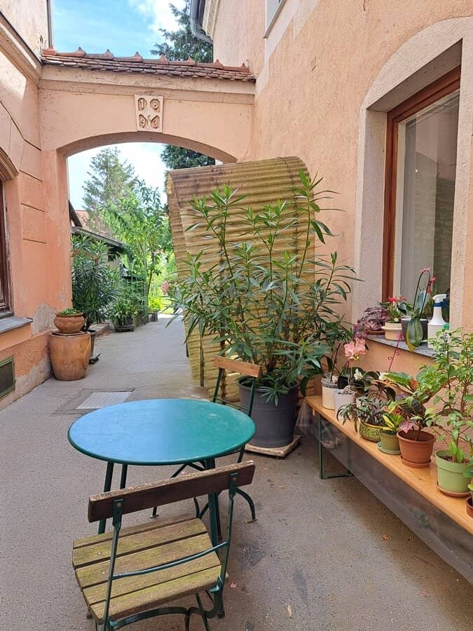 Gemütliche ebenerdige 2-Zimmer-Innenhof-SINGLE-Wohnung im Zentrum von Baden bei Wien
