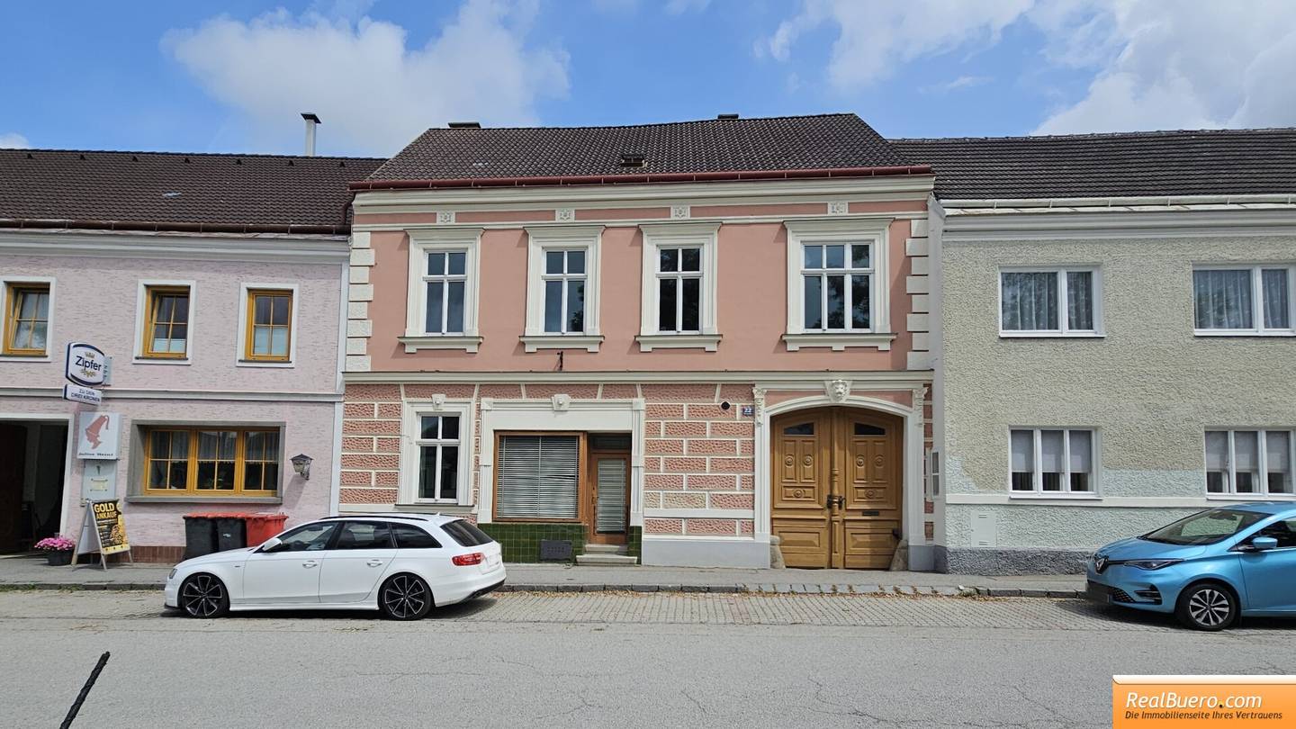 Wohn - und Geschäftshaus im Zentrum von Vitis mit Grünfläche und Nebengebäuden (1.236m2), Wald (13.532m2), 2 Äcker (39.005m2) und Baugrund (3261m2)