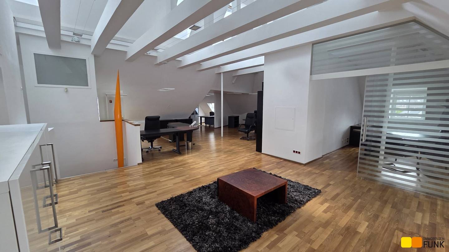 Altbaubüro mit großzügigen Räumen