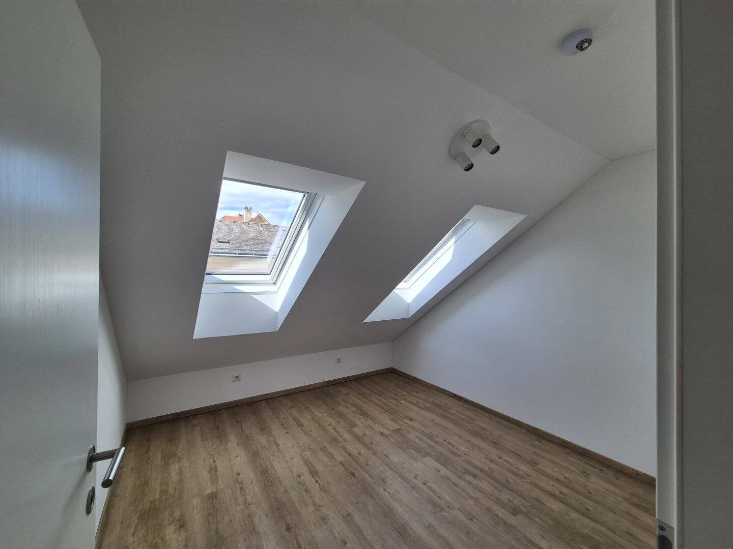 Neuwertige 3-Zimmer Dachgeschoßwohnung mit Balkon in Graz!