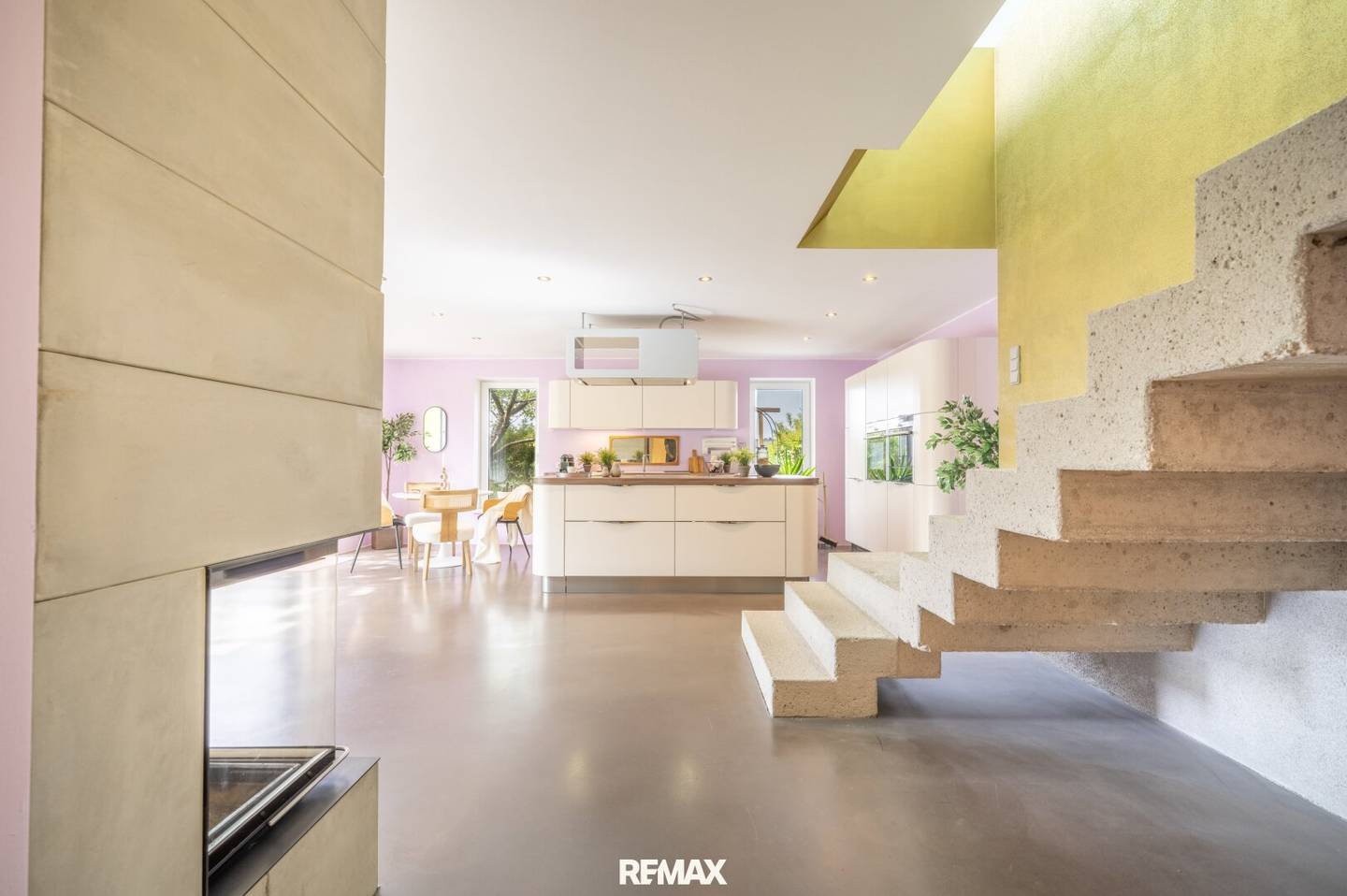 Naturidyll trifft Design - außergewöhnliche Villa mit Raum, Licht und Naturpool