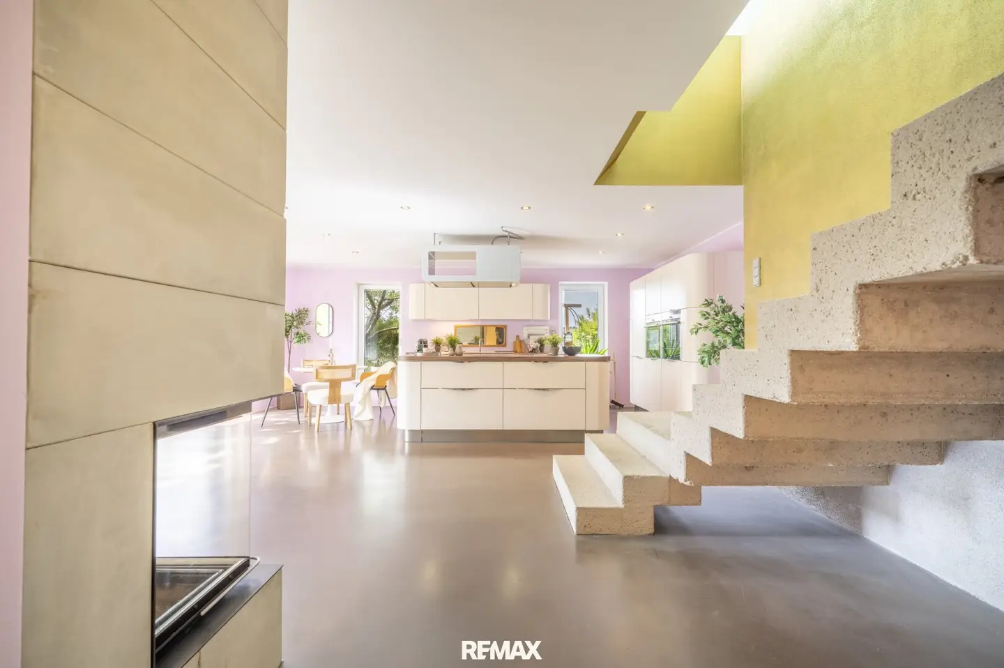 Natural idyll meets design - extraordinary villa with space, light and natural pool