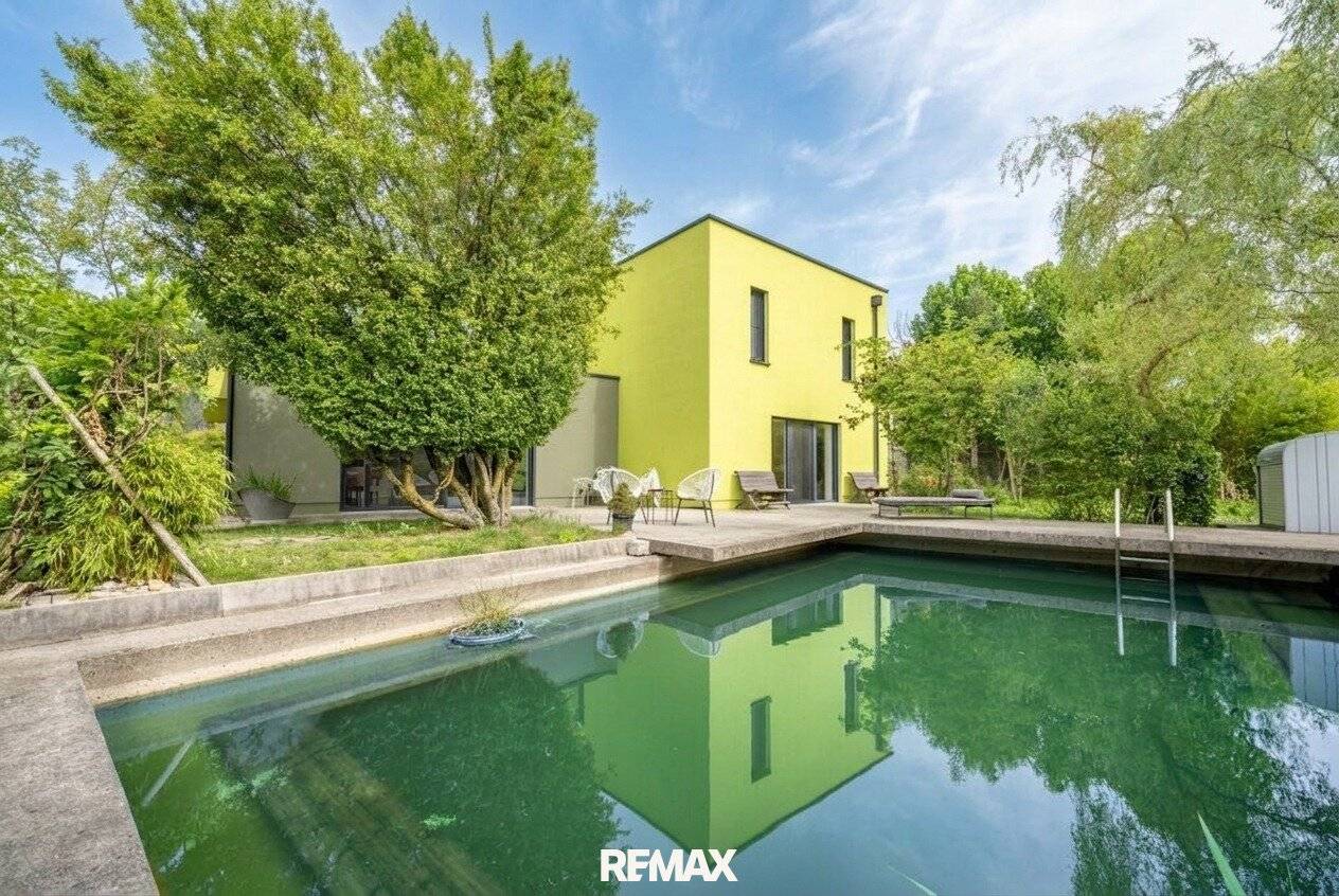 Naturidyll trifft Design - außergewöhnliche Villa mit Raum, Licht und Naturpool